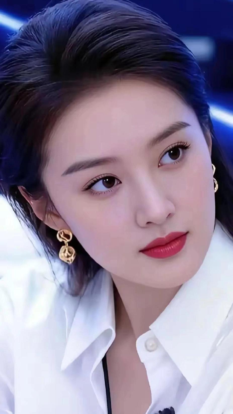 优雅白衬衫，精致妆容，红唇诱惑，时尚穿搭