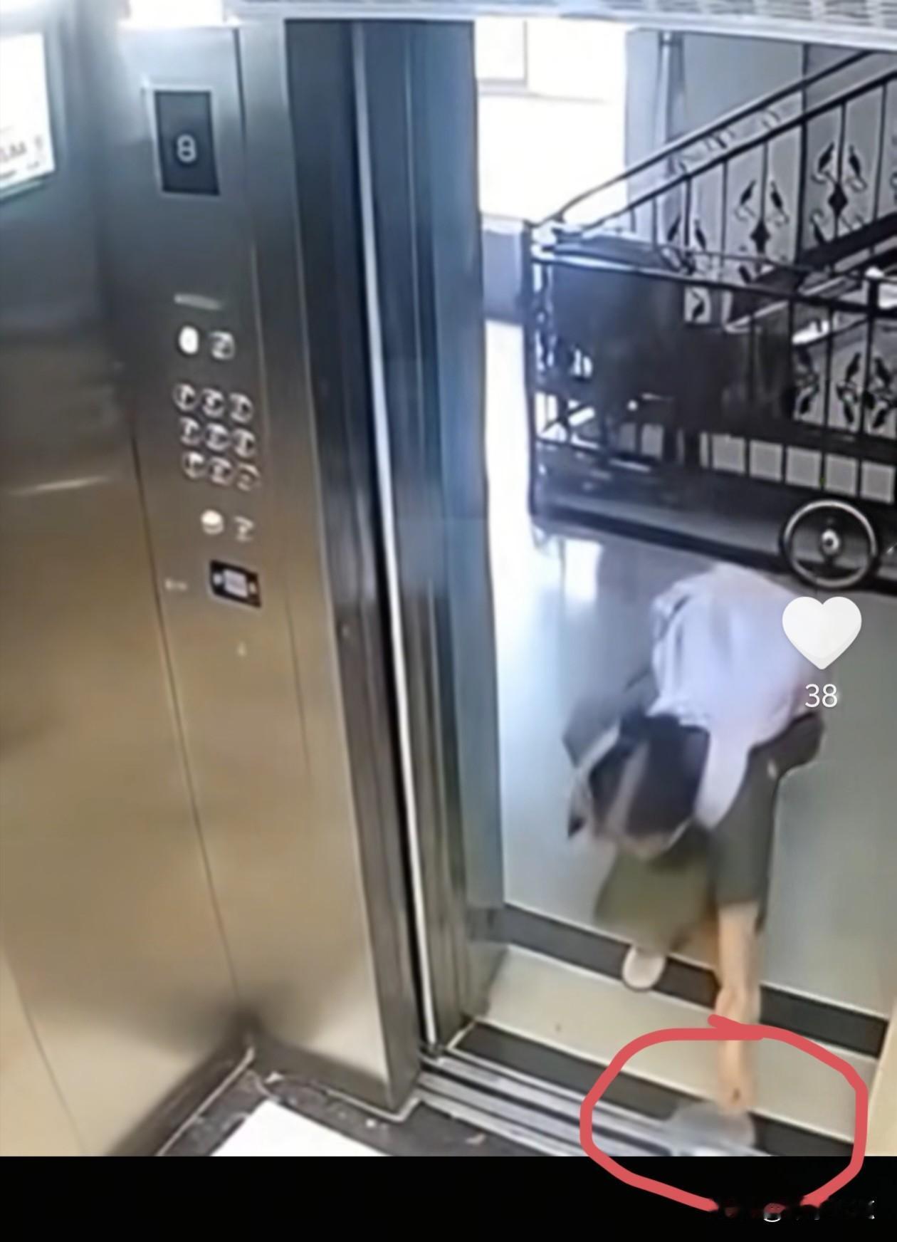 自私自利的人永远是社会的祸害，无论他多大年纪。这位老太婆，大约是出