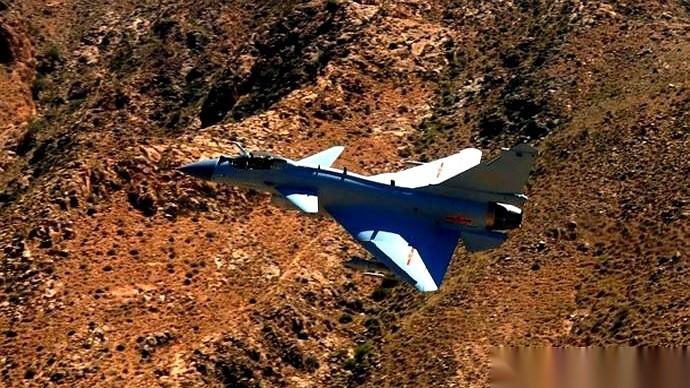 就在自家大门口巡逻，整个座舱，一瞬间被红光吞没，尖锐的蜂鸣声刺得耳膜生疼——我方