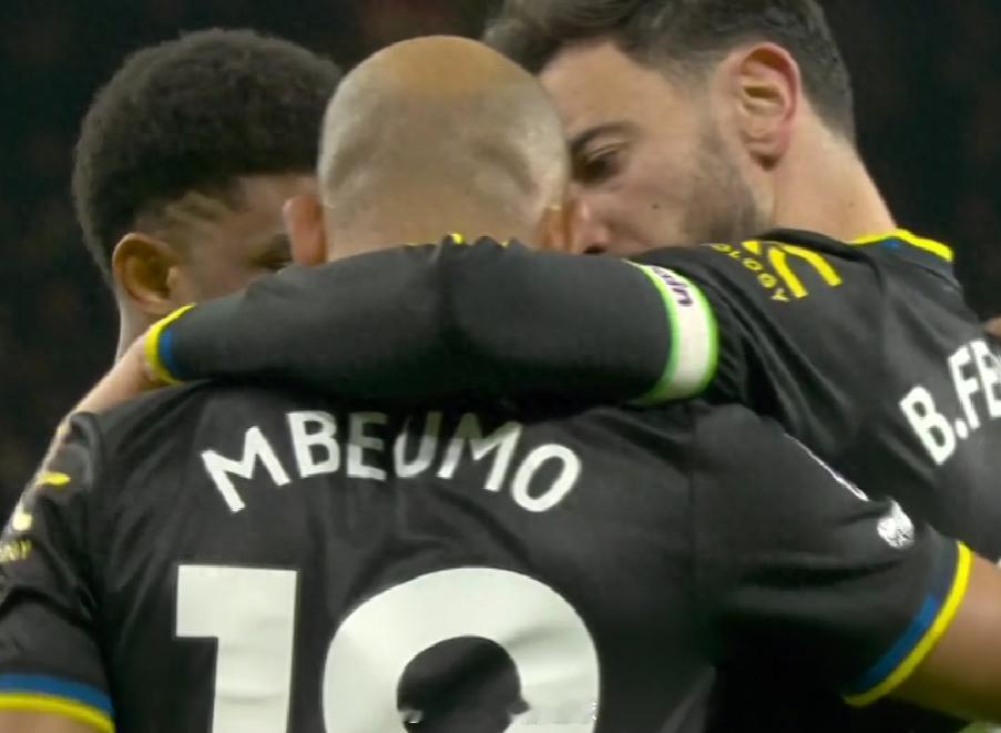 英超第15轮，曼联客场4-1大胜狼队，B费2射1传主导比赛，库尼亚助攻、姆贝乌莫