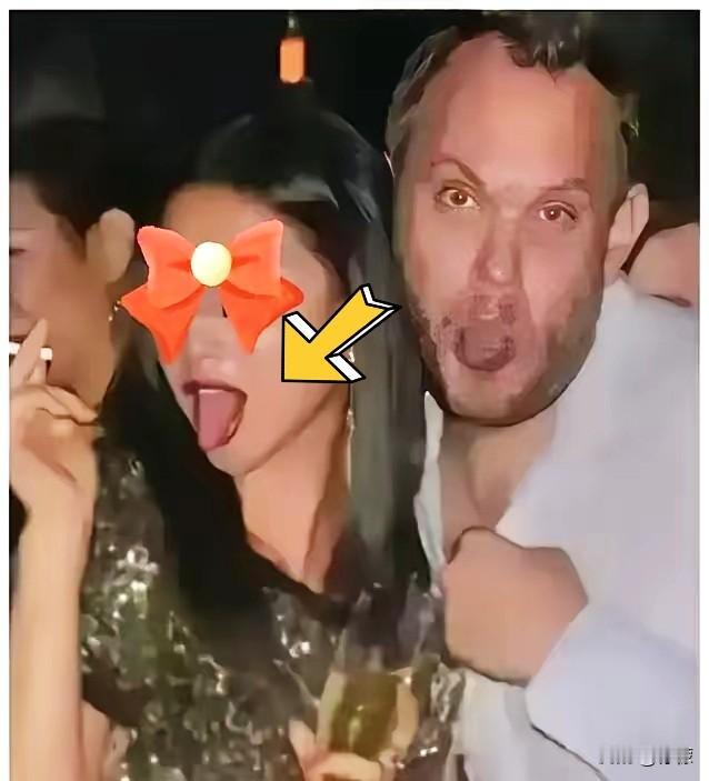 一张伸舌头的照片，直接黄了一桩亿万豪门的联姻。这就叫现世报，来得太快就像龙卷