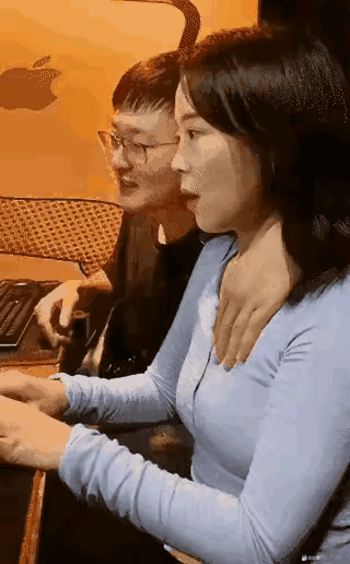 办公室走廊里，女生正和男同事聊天，突然脸色一变，回手就是一拳。她以为被摸，结