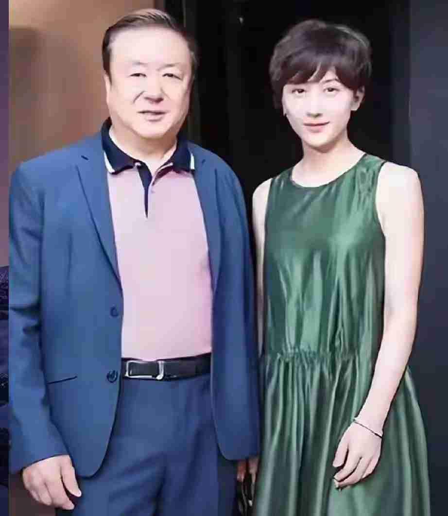 挤走原配邬倩倩，嫁给大三十岁尤小刚，74岁丈夫幼子才八岁，外人只看见财富圆满