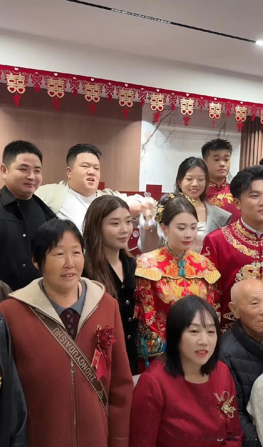 大嫂有点抢镜头了，有网友说解清帅大嫂今天也挺漂亮，不逊色于王心怡。刚刚看到解