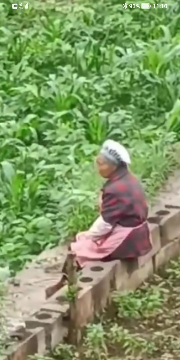 泪涌，苦命的奶奶，俩个儿子，一个孙子接连去世了，奶奶泪都哭干了，天天早上一起来就