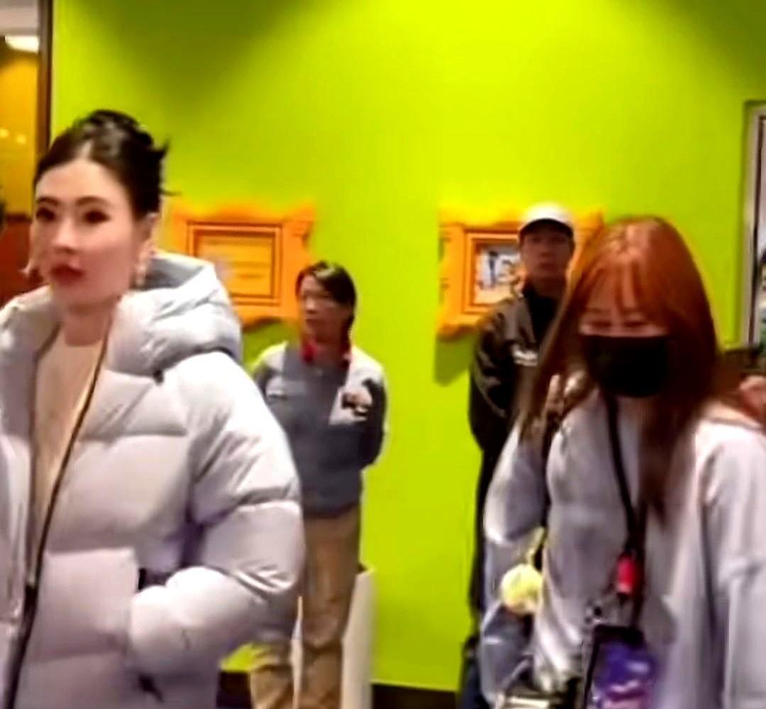 别学什么女王气场了，学学她的战术动作。张柏芝刚赢了一场官司。法院支持了她。