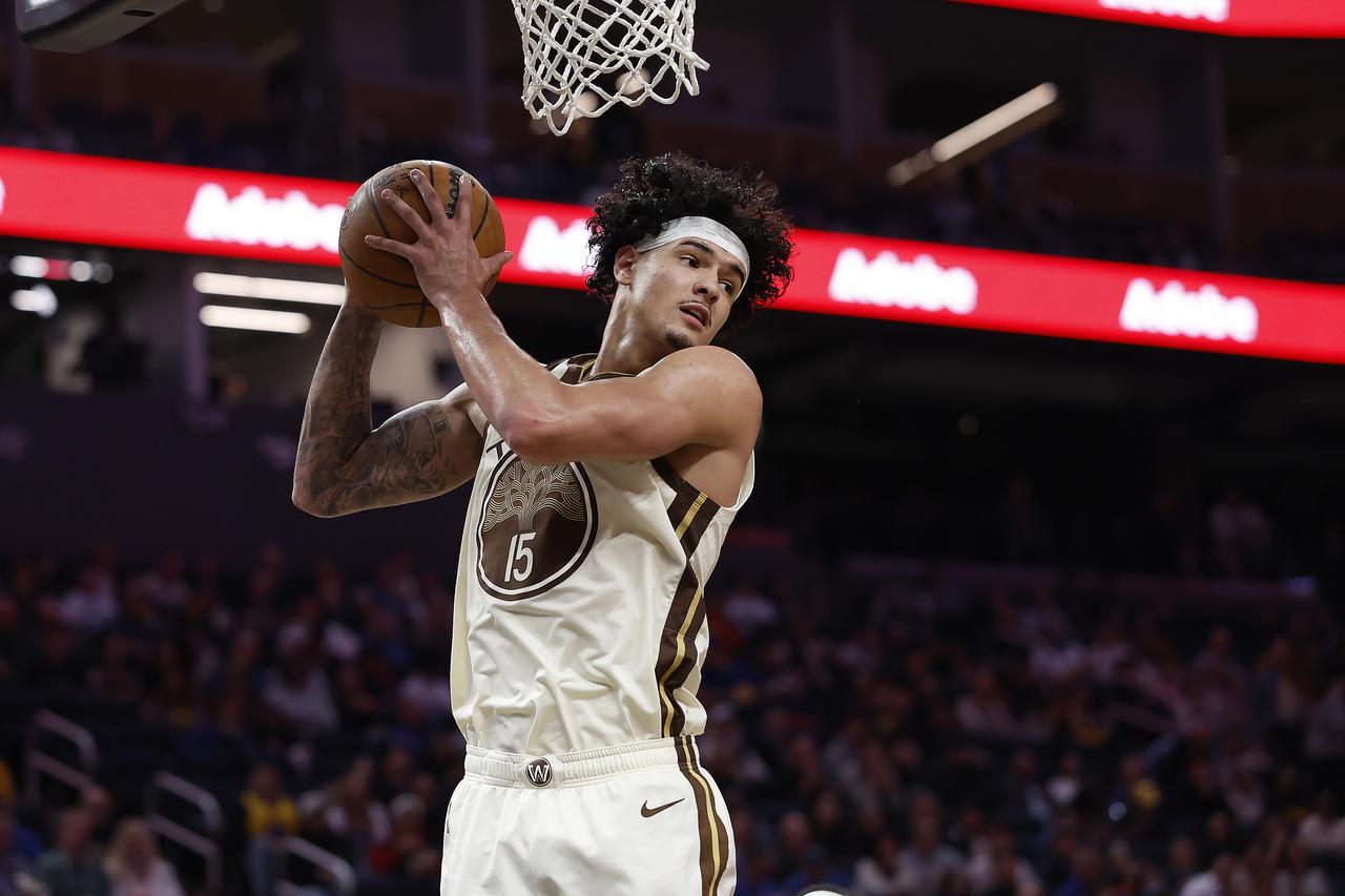 从饮水机到球队核心，桑托斯得到勇士全队认可！来自巴西的勇士前锋桑托斯在刚进联