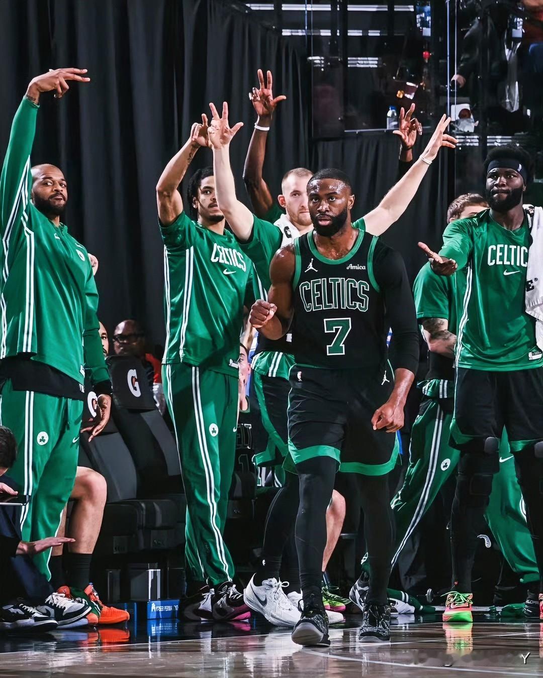 看了绿军近2个赛季全明星前的战绩真的是惊呆我了，谁能想到，失去4大首发的他们