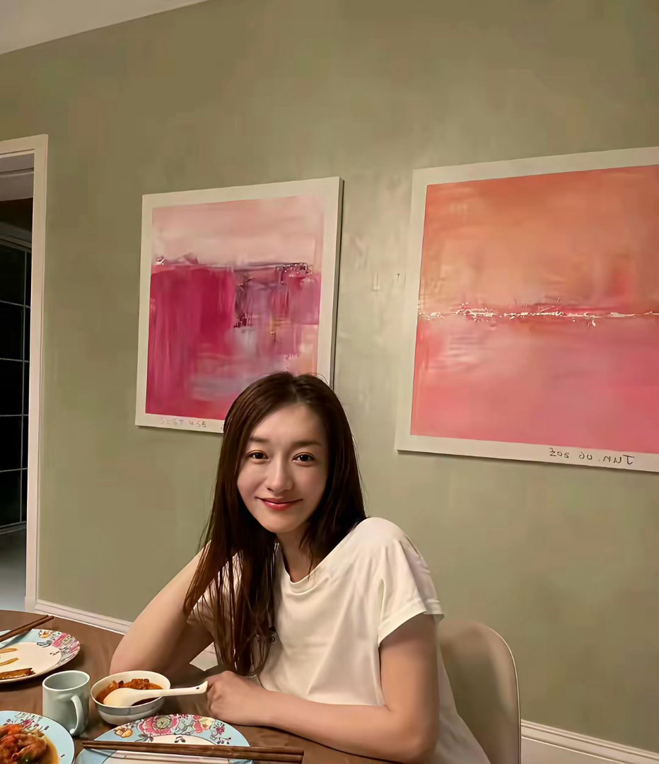 李小冉离婚后首晒新家：300㎡复式里，一个人吃饭的餐桌特别安静​​​