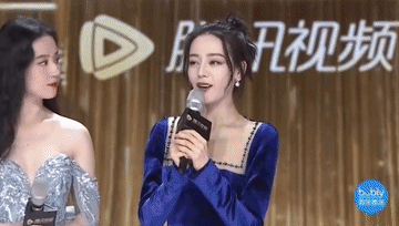 迪丽热巴看着刘亦菲的眼神像个小粉丝儿，眼神里全是欣赏，直盯着刘亦菲看，眼神都快拉
