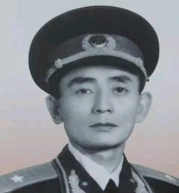 1953年，第28军军长回老家县城调研，这时候军长的妹妹前来看望。到了中午，妹妹