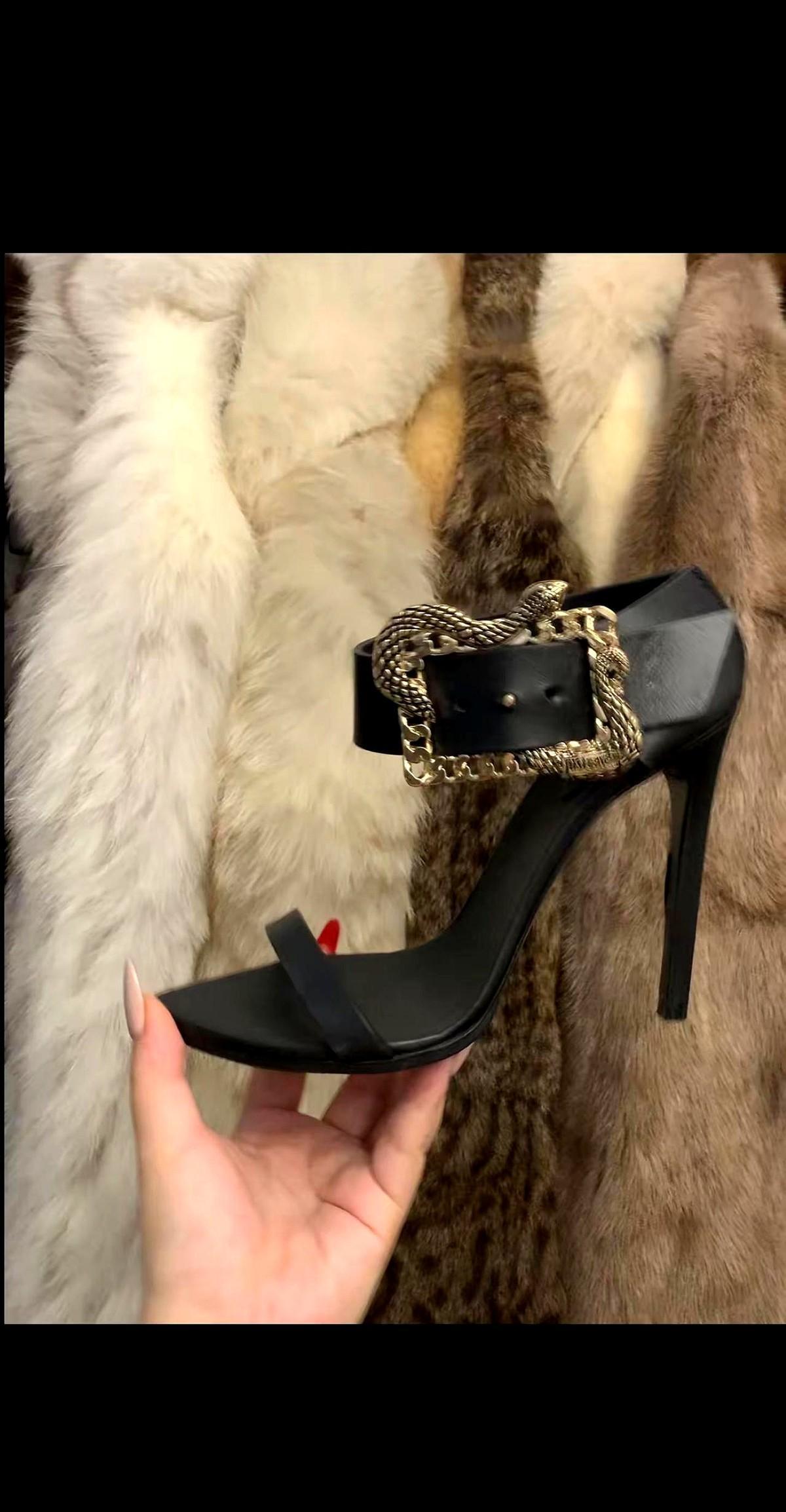 一双35码的蛇纹高跟鞋，卖出了奢侈品的价，穿出了女人的狠劲儿。不是怀旧，是反击