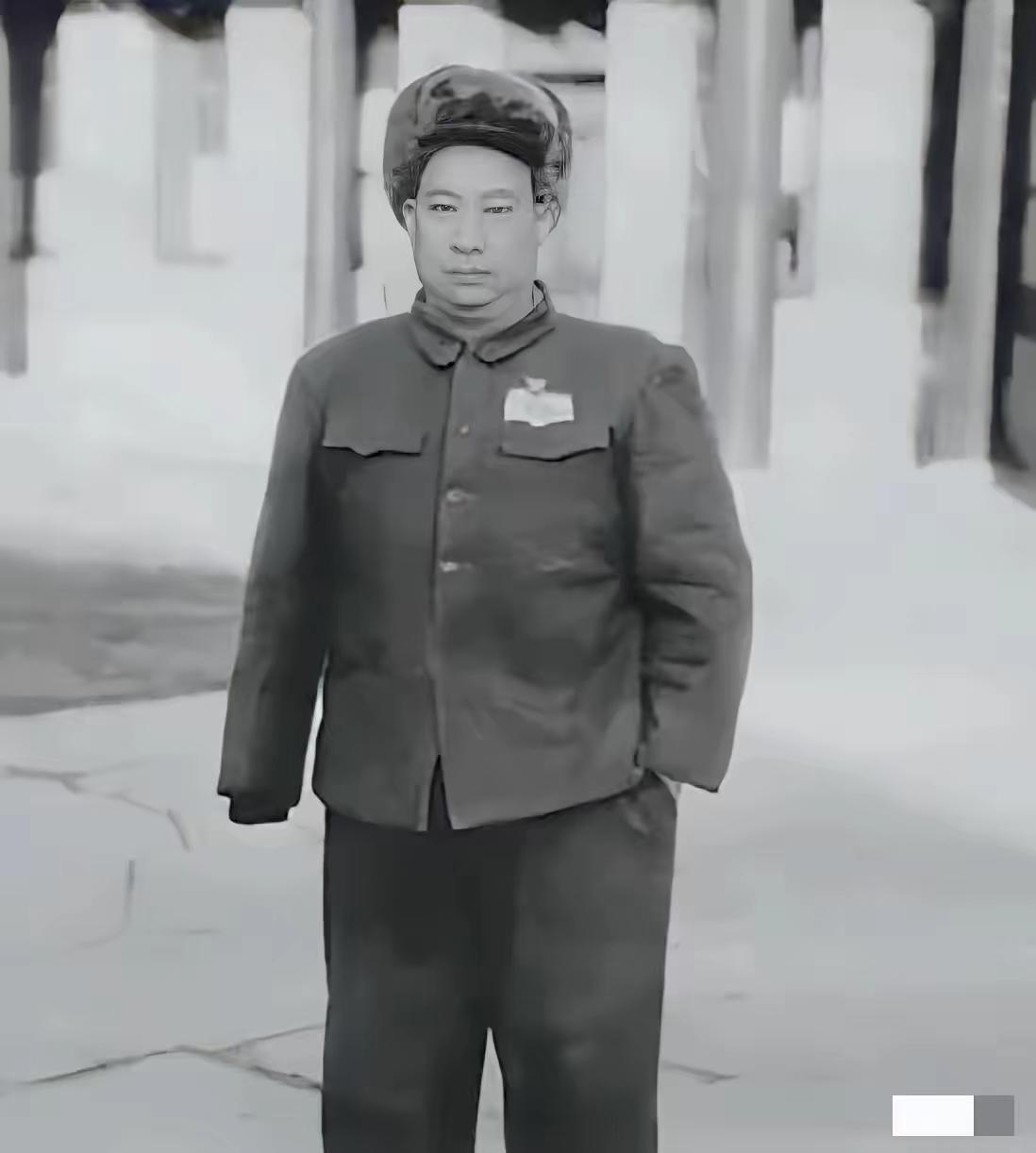 1937年雁门关伏击战中，贺炳炎目睹了一名八路军士兵被一个不满五尺的日本兵一刺刀