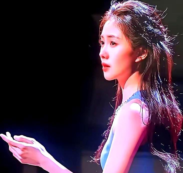 明星伴舞抢走主唱风头，这春晚名场面我真是头一回见。你没看错，海来阿木唱歌时，所