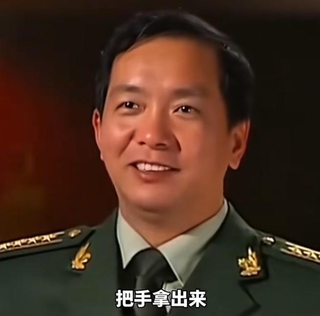 一次，丁晓兵把一只手揣进裤兜走路时，两名纠察上前纠正，丁晓兵笑着说拿不出来，两位