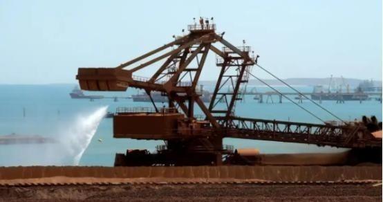 中国狂买铁矿石直接拍出人民币结算，这一招“釜底抽薪”彻底切断了美元霸权的收割网络