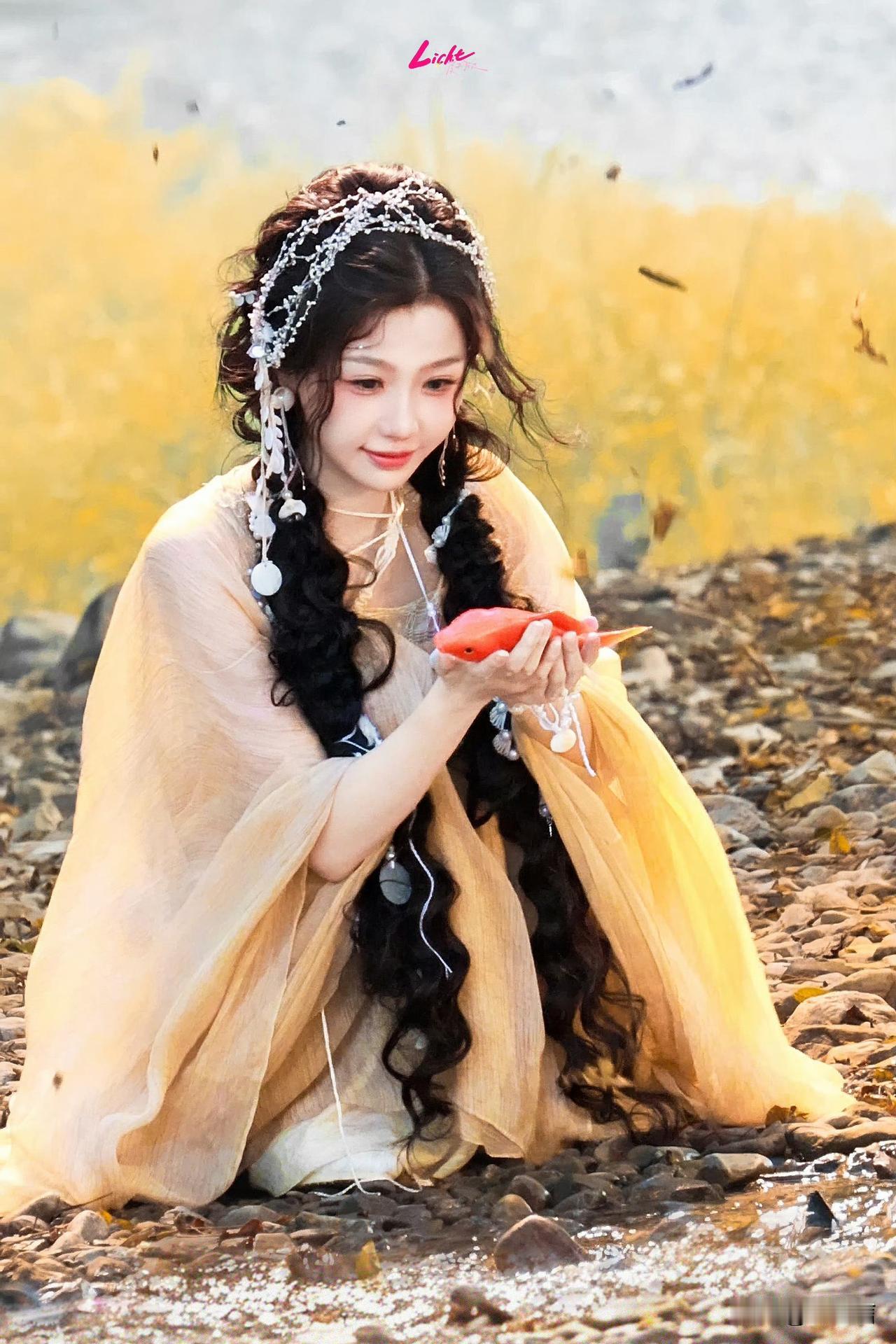 怪不得说时尚是个轮回，古偶造型师卷来卷去，又回归古早审美了。有一说一，确实好看