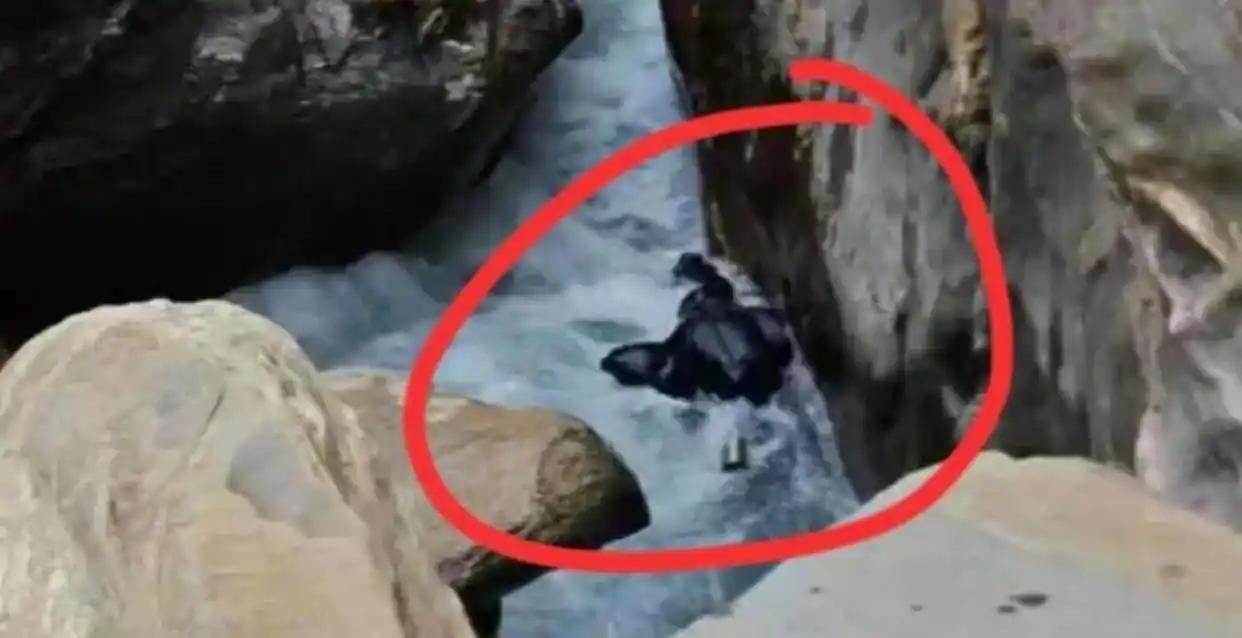 虎跳峡发疯石事件太心疼了。遗体就在水下40厘米处，肉眼看得见，就是没办法弄上来。