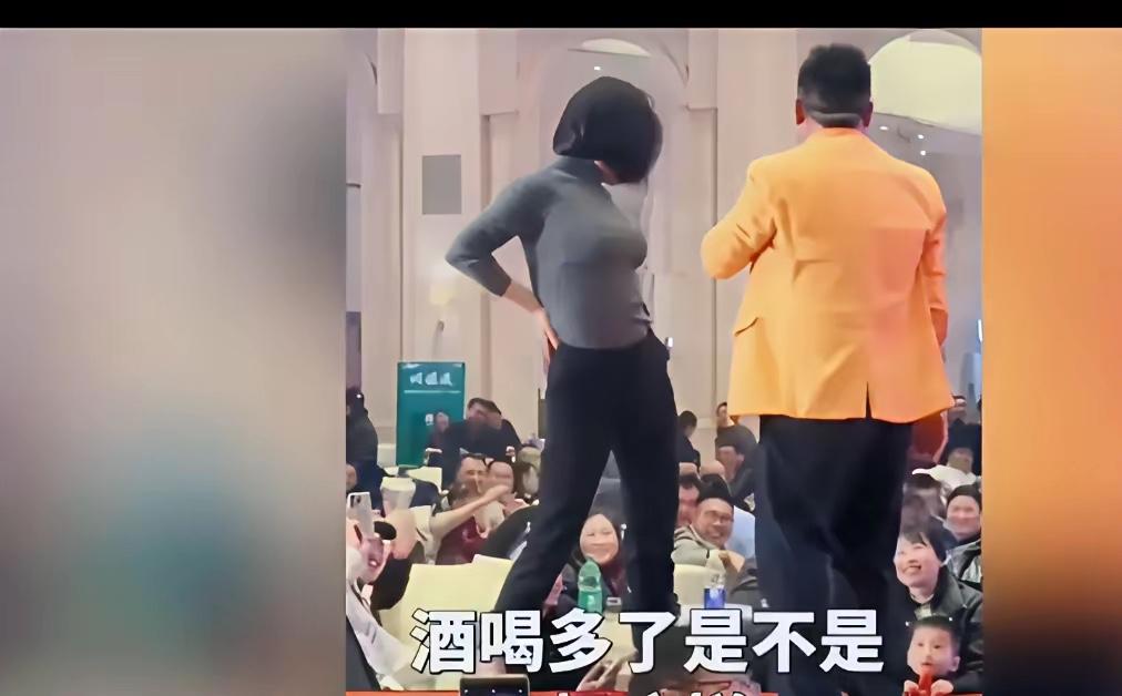 苏州年会一段跳舞视频刷爆抖音，一位女员工喝了点酒被同事起哄上台，结果跳得比专业舞