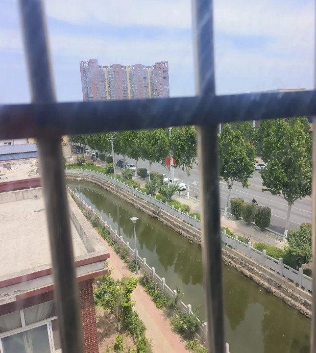 一个相识朋友的故事她有丈夫，丈夫常年在外打工。用她的话说，丈夫在外面耐不住寂寞
