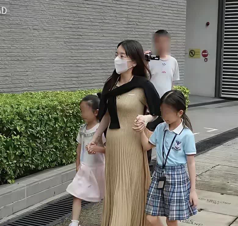 方媛个子1米6不到，两个女儿小学二三年级年纪，肯定不会高，可见方媛有多矮，郭富城