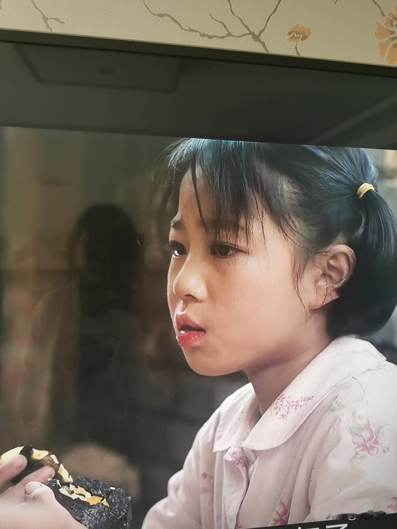 胡三元为了让他外甥女考进剧团，四处托人，五个考官拿下四个，还把黄主任的老婆给拿捏