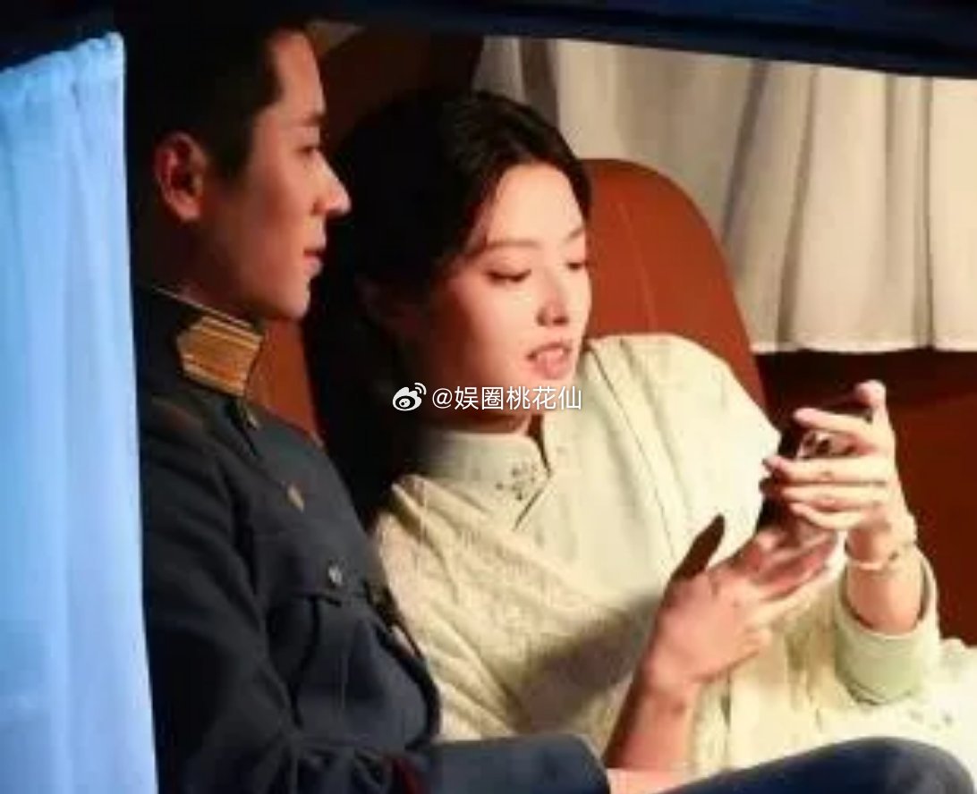 丞磊和徐若晗玉簟秋这张片场休息也像在拍剧满满家属感，化学反应好强……！！​​​