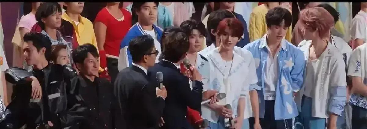 跨年倒计时最后一秒，何炅后退那半步，镜头焦点瞬间撕裂。不是失误，是算计到帧的让