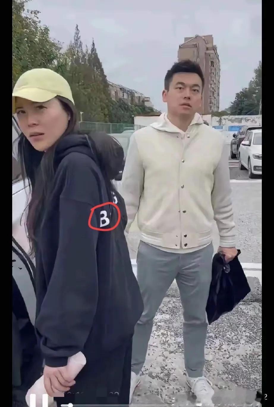 上海最近俩事儿看得人火大，本质都是“拿着专业身份当遮羞布”！一边是红圈所律师被抓