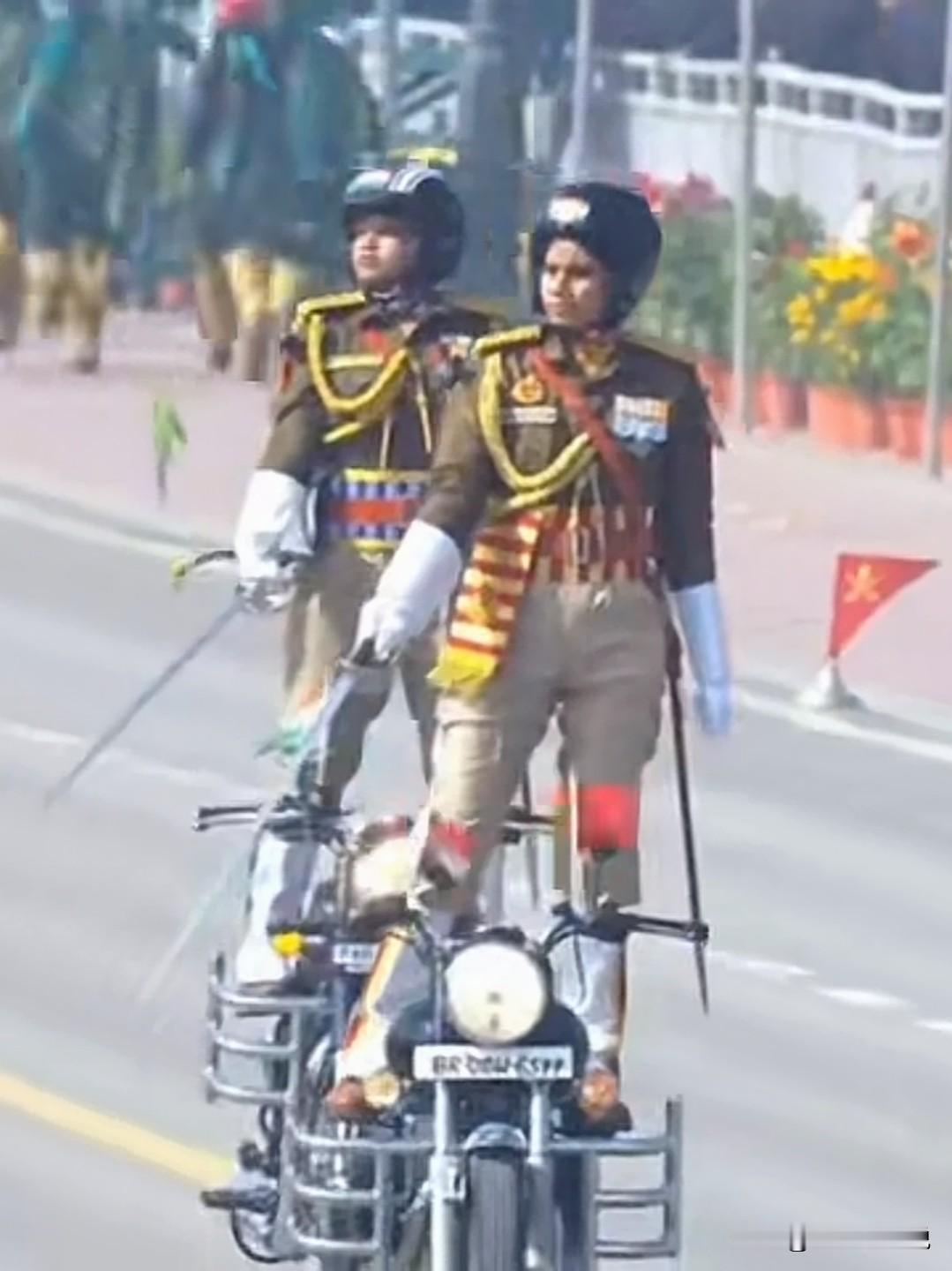 印度当地时间1月26日，印度新德里举行的共和国日阅兵，看完后真让人大开眼界。这