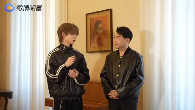 张子墨分享秋冬香氛与配饰穿搭巧思音乐人张子墨有着“香水小王子”的称号，在访谈中分享秋冬香氛选择