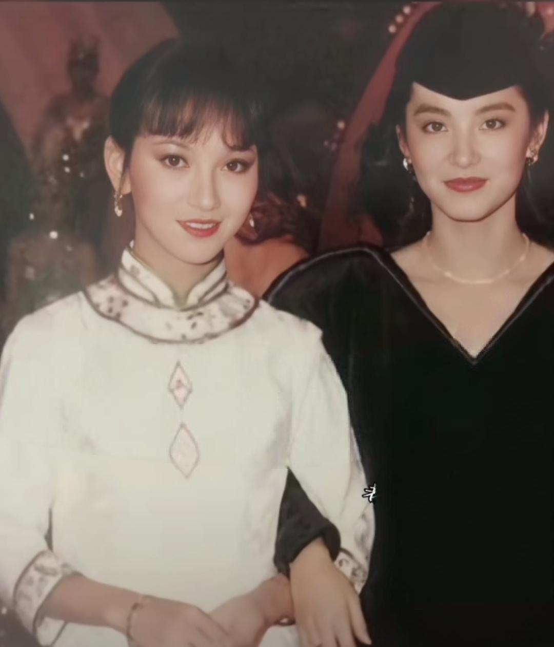 琼瑶说：“她的一生中，从没有遇到过第二个可以与林青霞媲美的女子‌，美的一眼就能从