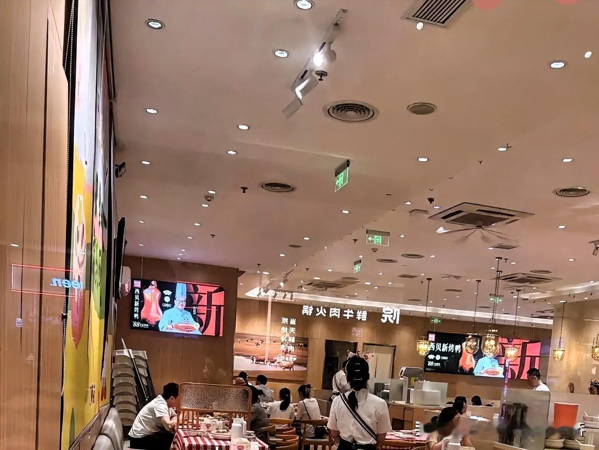 我妹在西贝当服务员快两年了，没事的时候就喜欢跟我视频吐槽。前几天，她一边给我看一