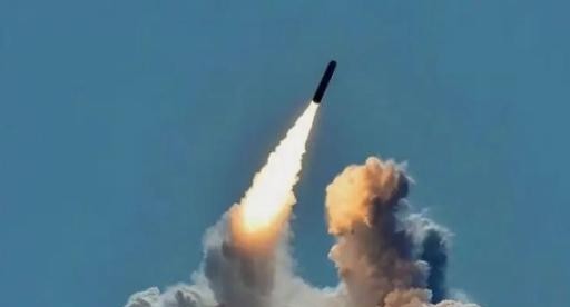 美国不敢打朝鲜，可不是因为心善。朝鲜和伊朗不同，朝鲜是真有核武器，还研发出能打到美国本土的导弹，像火