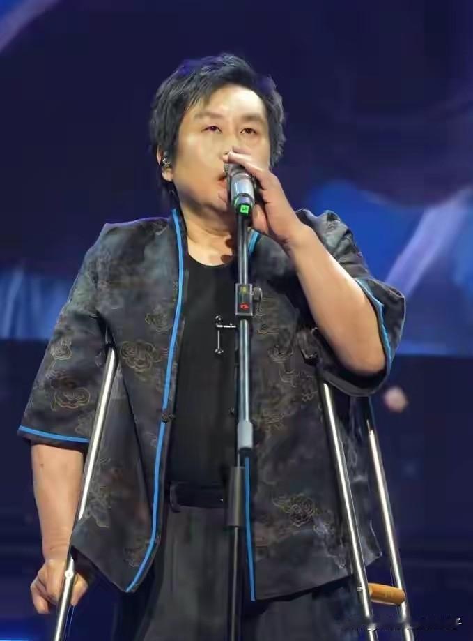 郑智化“连滚带爬”进飞机事件,深圳机场的处理方式给所有人上了一课!刚开始舆论
