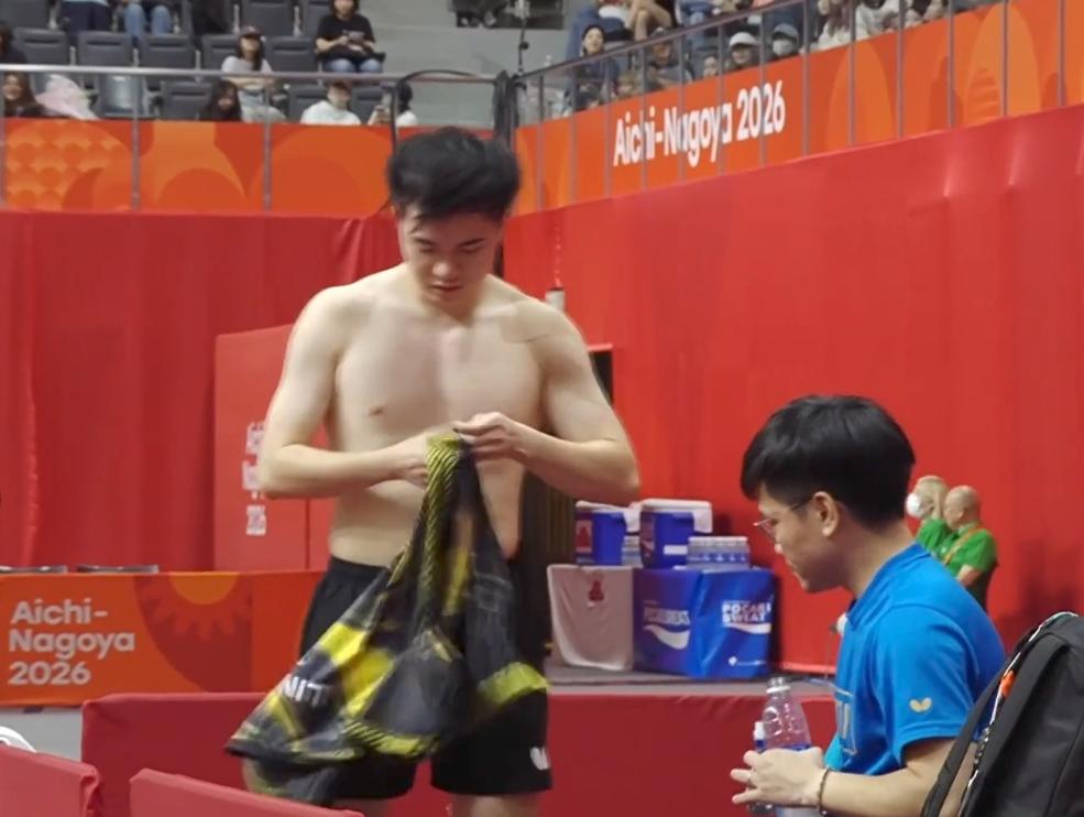 我去！林诗栋去后台换衣服时，林昀儒直接在场面换衣服，原来人家有肌肉，而且他也受伤
