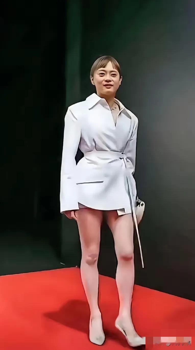 孙俪这件衣服可真是一言难尽。孙俪都多大岁数了，就不要玩年轻人的那一套了，整个下衣