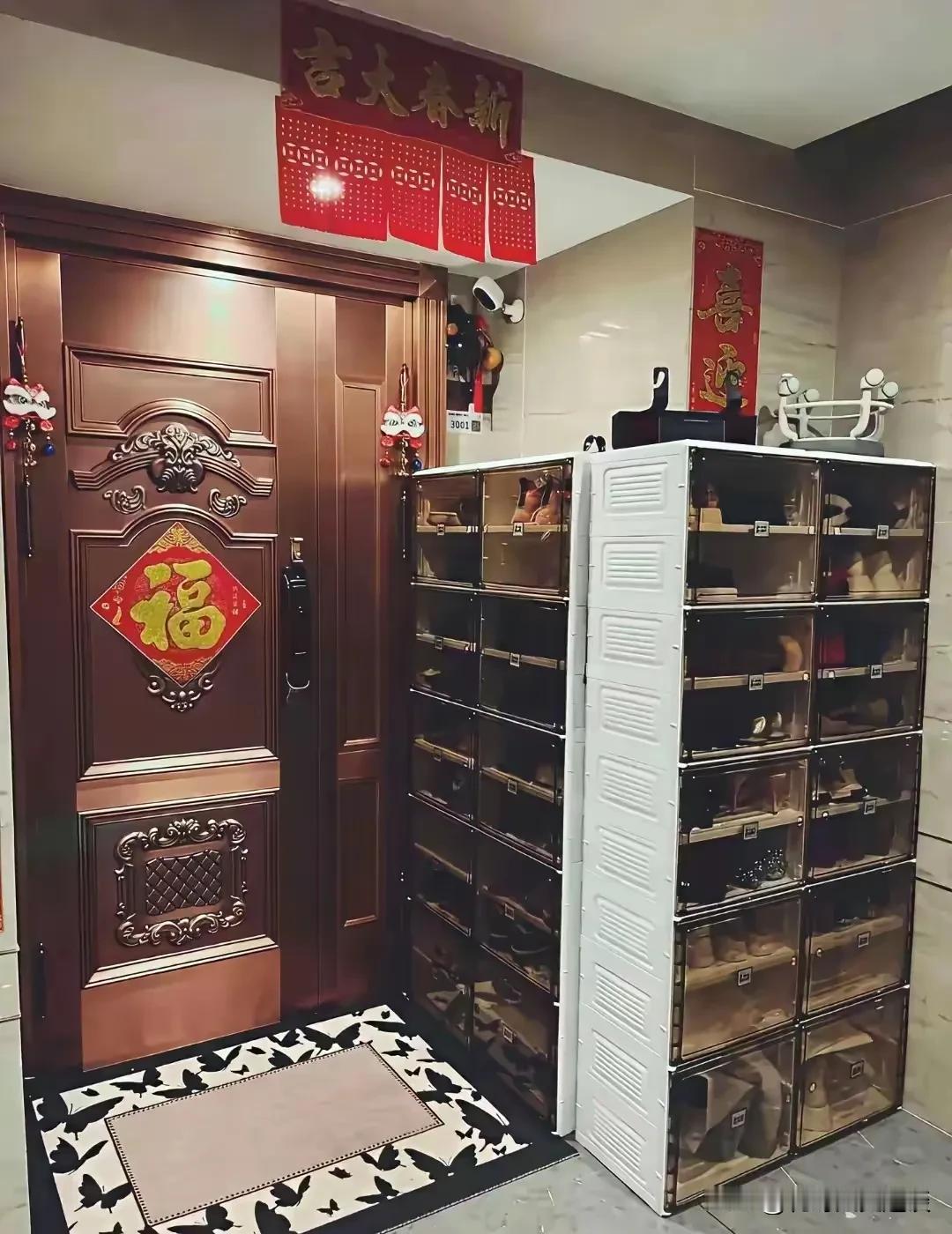 这样的邻居做法不地道，吃相难看。在一梯三户的楼层里，邻居居然私自在门口打了10层