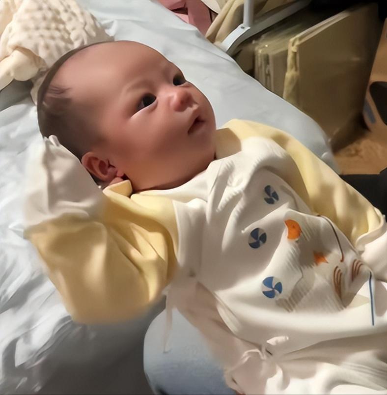 神奇！贵州黔东南，28天婴儿听到“敬礼”指令竟抬手回应，家长一时懵圈，网友热议“