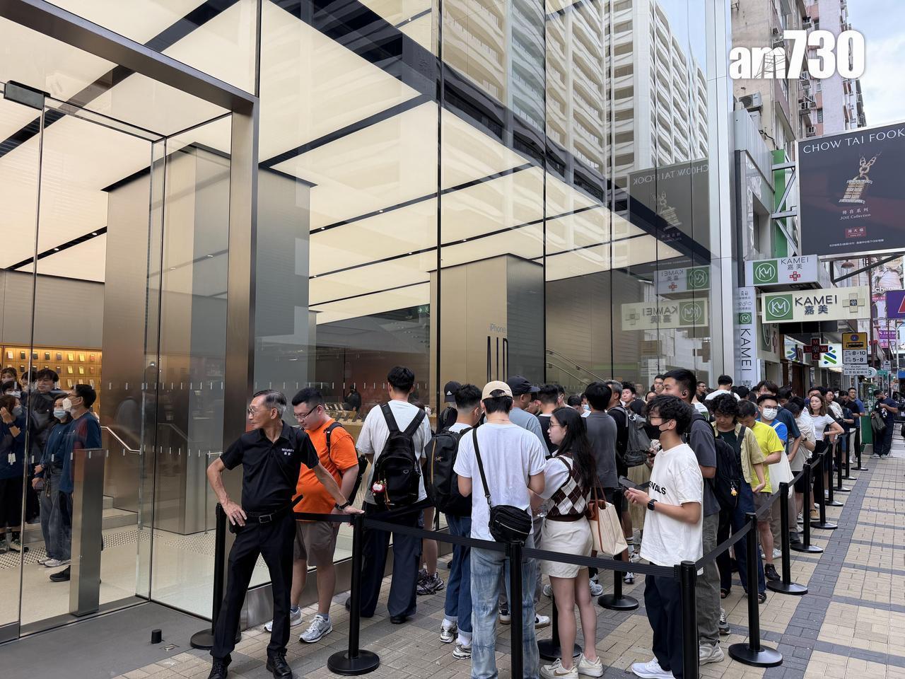 17正式开售今年各地苹果店外的黄牛很明显变少了，一是因为很多店并没有开放直接购买