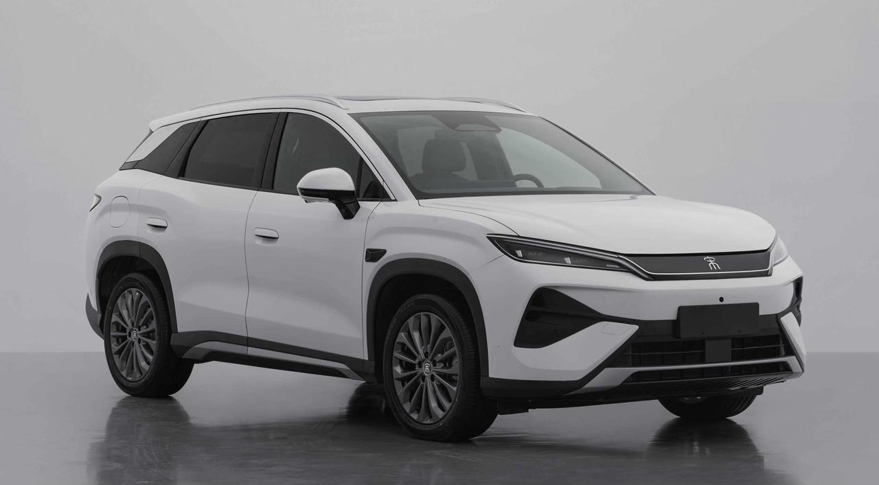 比亚迪宋UltraEV预告图一出来就狠狠吸引我了。它定位纯电中型SUV，尺寸是