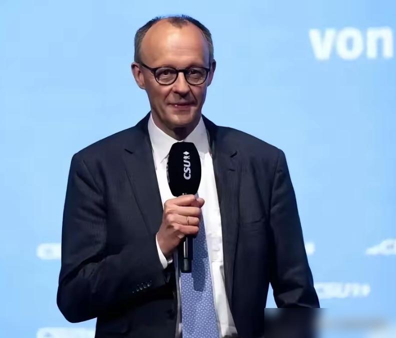 默茨在欧盟视频会议上面红耳赤拍桌子的画面，这两天刷屏了。他扯着嗓子喊要“联合欧洲