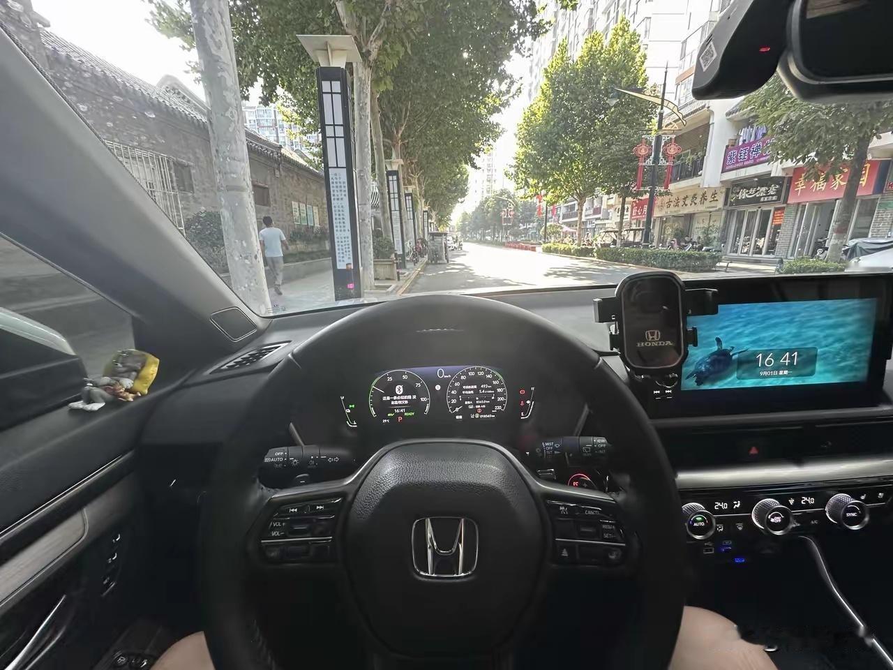 混动CR-V用车半年真实感受：第一：混动非常省油。第二：整个车空间很足。第