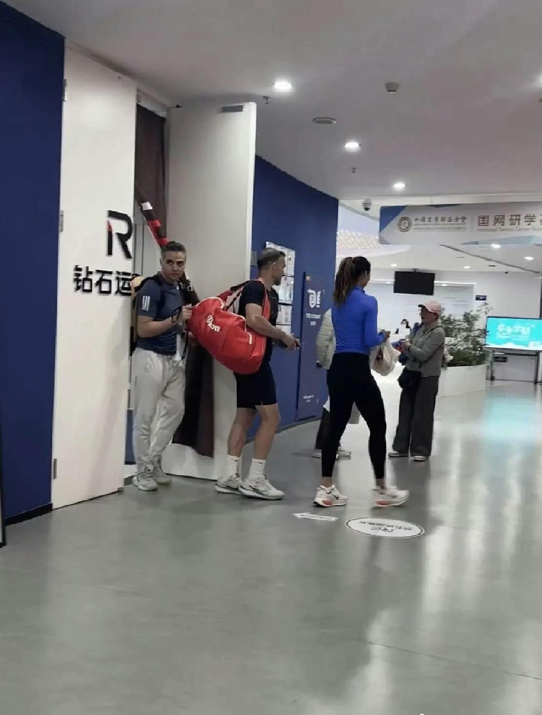 广告和成绩不挂钩了，郑钦文大概率又接了新代言！迈阿密败给世一后，立马回到国内进行