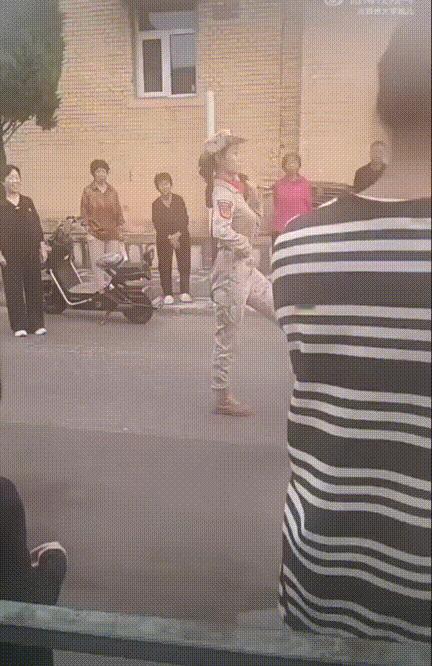太排面了！受阅女兵光荣回到家乡，下车一看，家门口摆上了大鼓！村民起哄着让走个正步