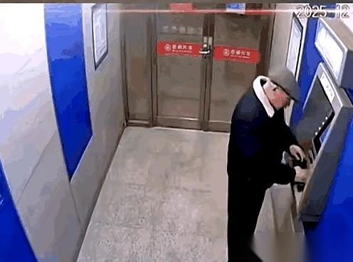 网上热传的一段画面里，一台ATM机的出钞口正像抽风一样，疯狂往外喷吐着钞票，而本