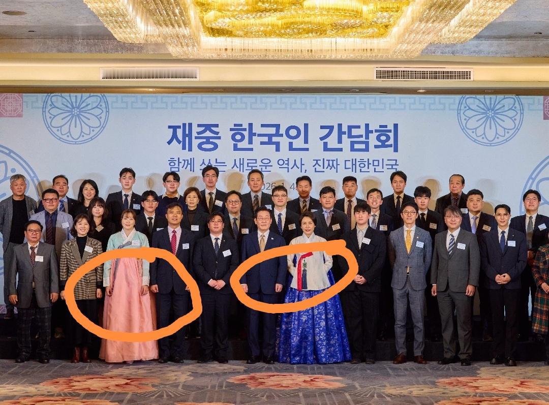 1月4日晚，韩国在华侨界人士晚会现场，金惠景一身传统韩服亮相，细心网友注意到，金