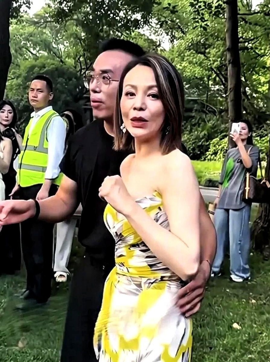 王琳这脸太吓人了！自从营销年轻貌美以来，就开始走下下坡路了，样子也开始改变差了，