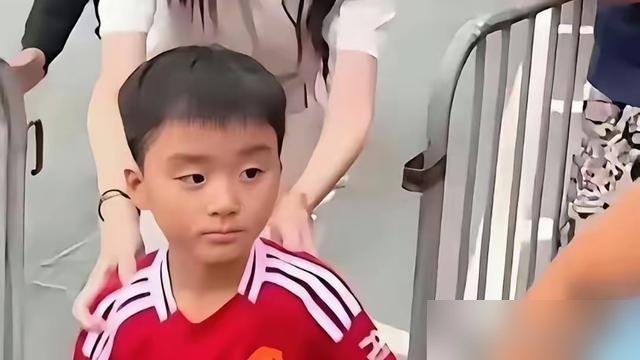 何猷君亲口说过，他追奚梦瑶时矮人家半个头。如今再看两人的儿子何广燊，那双长腿和骨相毫无悬念地随了超模