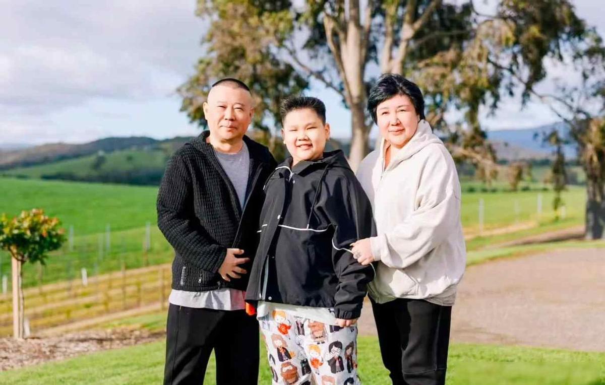 郭德纲带小儿子拍全家福，网友炸了：这娃怎么跟麒麟哥完全两个样？十岁孩子耳钉一闪